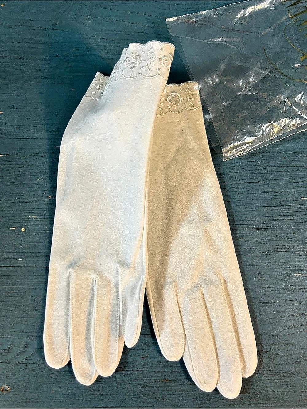 Hansen White Floral Embroidered Gloves Size 7.5 NWT